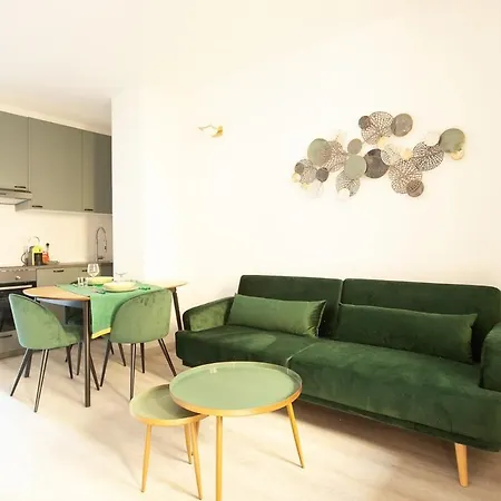 Renovated In The Center Of Apartment *